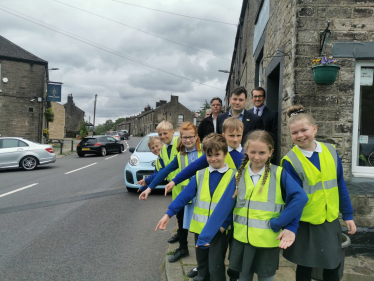 MP backs Charlesworth children in their campaign for a safe walk to school